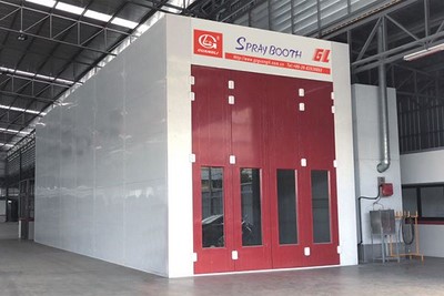 Hydraulic vertical lift door